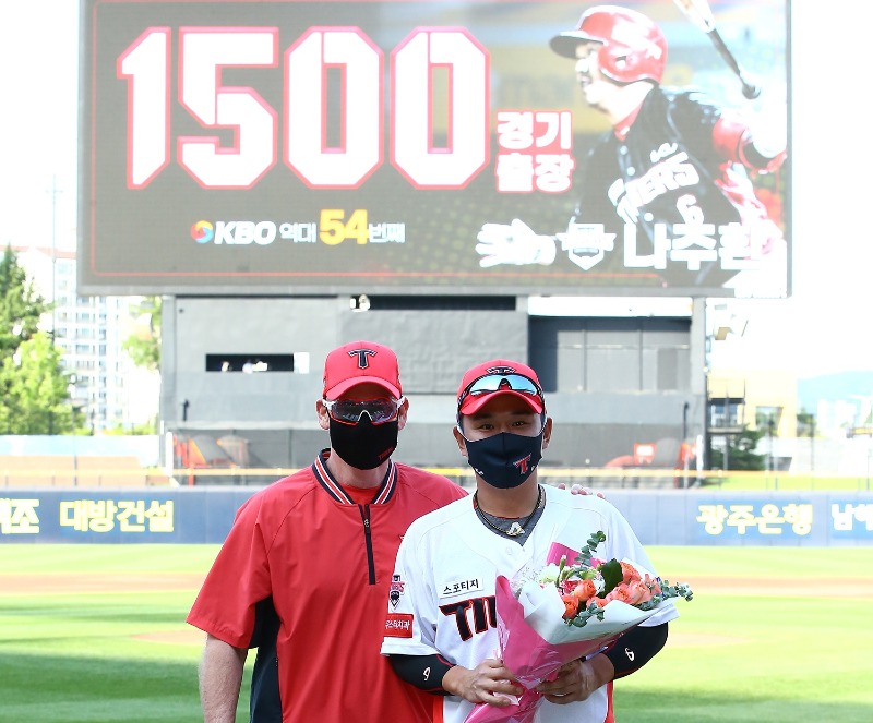 (210529) 윌리엄스 감독, 나주환.jpg