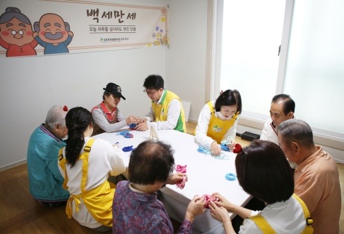 2_신천지자원봉사단_원주지부가_14일_개운동_세경_경로당에서_백세만세_봉사활동을_진행하며_어르신들과_텀블러_가방을.JPG