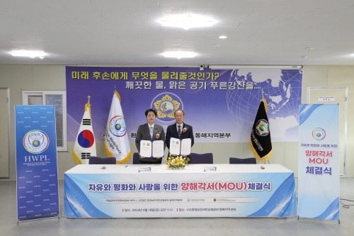 1_심아영_글로벌_06지부장왼쪽과_안희정_사환경보호국민운동본부_상임_부총재가_자유‧평화‧사랑을_위한_업무_협약식에서.JPG