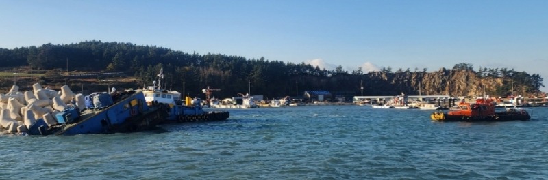 완도 청산도 항내서 바지선 기울어 침수... 완도해경 신속 대응2.jpg