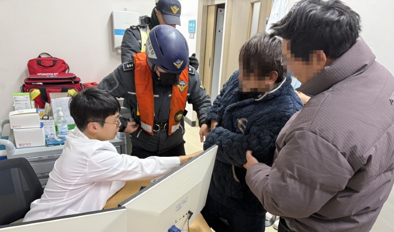 홍도 보건지소에서 진료중인 A씨.jpg