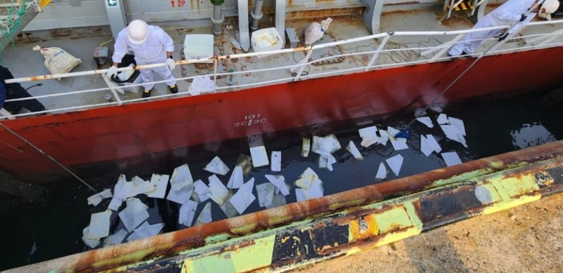 여수해경이 사포1부두 오염물질 유출현장.jpg