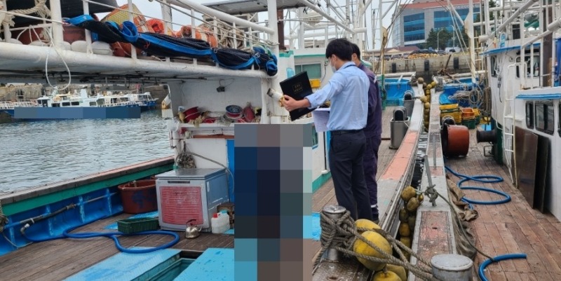 2. 해경이 불법 증개축 여부를 한국해양교통안전공단과 함께 점검하고 있다.jpeg