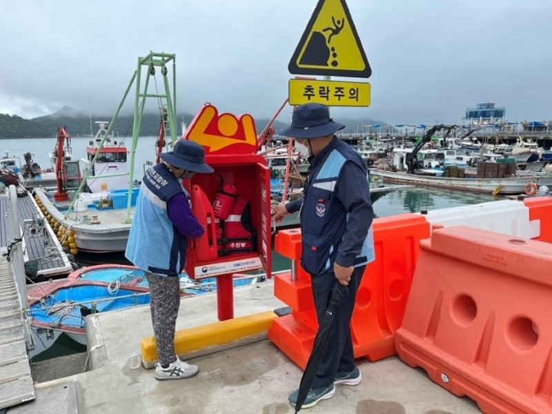 260309 인명구조함을 점검중인 연안안전지킴이들의 모습.jpg