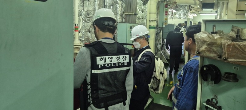 해양 마약류 밀반입 차단을 위한 외국적 선박 일제 점검 중인 사진(2).jpg
