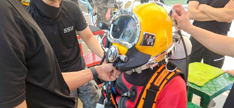 [사진2] SSDS(표면공급잠수시스템) 운용 훈련에 임하고 있는 해양경찰 구조대원.jpg