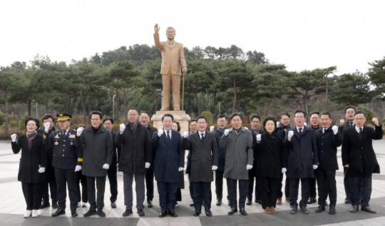 병오년 새해 무안 故김대중동상 참배2.jpg