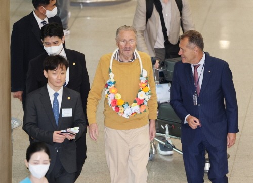 [크기변환]사진3_에밀_전_대통령_경호의전_에밀_콘스탄티네스쿠_루마니아_전_대통령이_16일_오전_HWPL이_주최하는_9·18.jpg