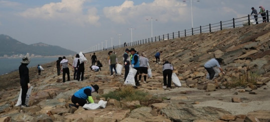 (참고사진 2) 제 24회 국제 연안정화의 날을 맞아 신치항부터 야미도까지 A~C구획을 나눠 정화활동을 펼치고 있다.JPG