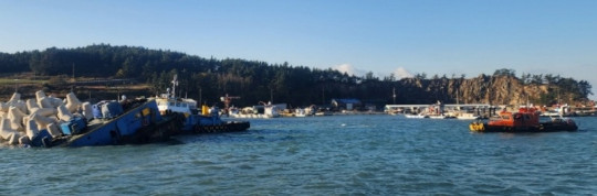 완도 청산도 항내서 바지선 기울어 침수... 완도해경 신속 대응2.jpg