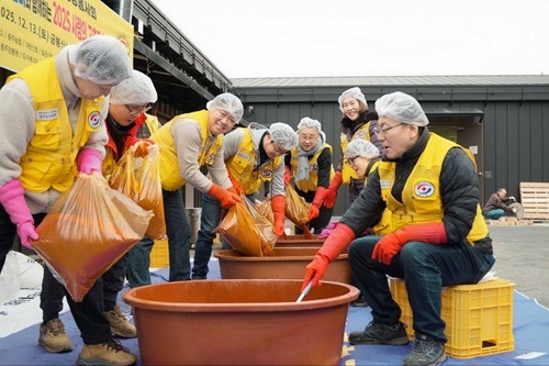 251231-충주중앙적십자봉사회-고추장나눔-담그기1.jpg