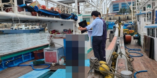 2. 해경이 불법 증개축 여부를 한국해양교통안전공단과 함께 점검하고 있다.jpeg