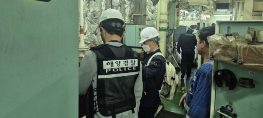 해양 마약류 밀반입 차단을 위한 외국적 선박 일제 점검 중인 사진(2).jpg