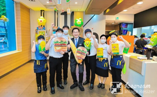 mini_이동석 충주시장, 충주 찰옥수수 버거로 충주의 맛 알린다 (3).jpg