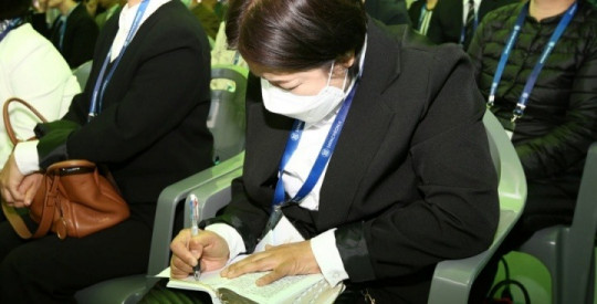 4_지난_29일_신천지_나주교회에서_열린_‘2026_신천지_말씀_대성회_Ω’에_참석한_목회자가.jpg