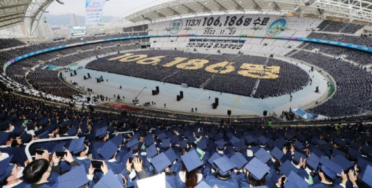 20일_대구스타디움에서_신천지_12지파_10만수료식_시온기독교선교센터113기_행사가_개최된_가운데_카드섹션과_마스게임.jpg