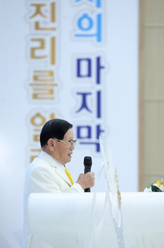 포토_1_21일_오후_2시_신천지_광주교회_성전_4층에서_신천지_말씀대성회가_개최된_가운데_이만희_총회장이_강연하고.jpg