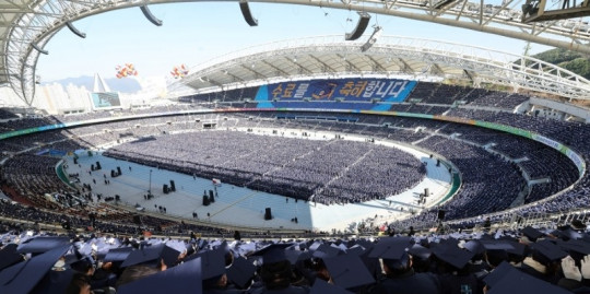 4_12일_대구스타디움에서_열린_‘신천지_12지파_시온기독교선교센터_114기_수료식’에_참석한_수료생들이_1만_여명이.jpg