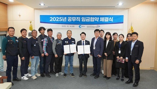 3-1. 춘천시 공무직 임금 협약 체결식 (1).jpg