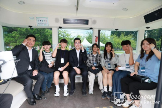 mini_미래를 태우고 달리다’… 충주 탄금공원 자율주행 셔틀, 정식 운행 시동 (1).JPG